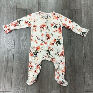 Old Navy one piece pajamas zip up size 6-9 months excellent condition